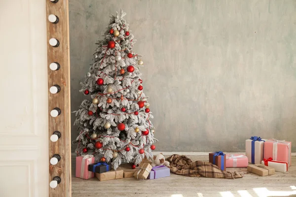 Albero di Natale nella camera bianca regali nuovo anno Interno — Foto Stock