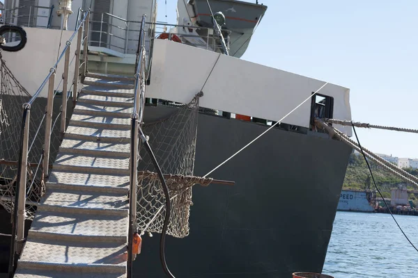 Escalera con amarradero en un buque de carga — Foto de Stock