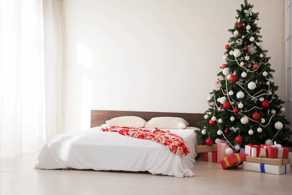 Χριστουγεννιάτικο φόντο κρεβατοκάμαρα με ένα νέο έτος διακοπές δώρα — Φωτογραφία Αρχείου