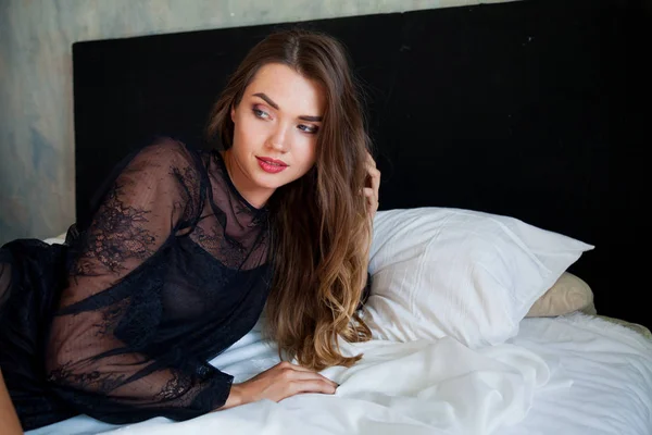침대 수 면에 침실에 속옷에 아름 다운 유럽 여자의 초상화 — 스톡 사진