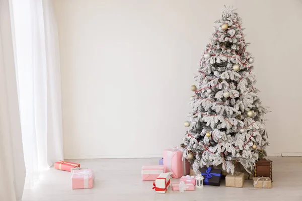 Decoração do quarto Branco árvore de Natal Feliz Natal presentes do ano novo — Fotografia de Stock