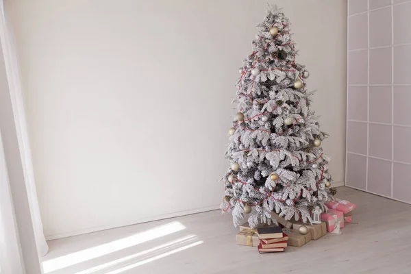 Decoración de la habitación Árbol de Navidad blanco Feliz Navidad regalos de año nuevo —  Fotos de Stock