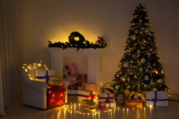 Kerst interieur verlichting Festoen Nieuwjaar Merry Christmas de giften van de vakantie — Stockfoto