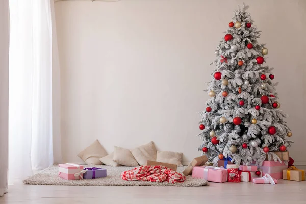 Decoração da casa árvore de Natal branco Feliz Natal presentes do ano novo — Fotografia de Stock