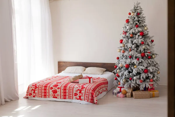 Kamer decor wit slaapkamer met een vrolijk kerstfeest Nieuwjaar gifts — Stockfoto