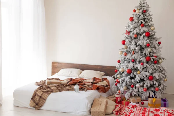 Decoración de la habitación dormitorio blanco con una Feliz Navidad regalos de año nuevo —  Fotos de Stock