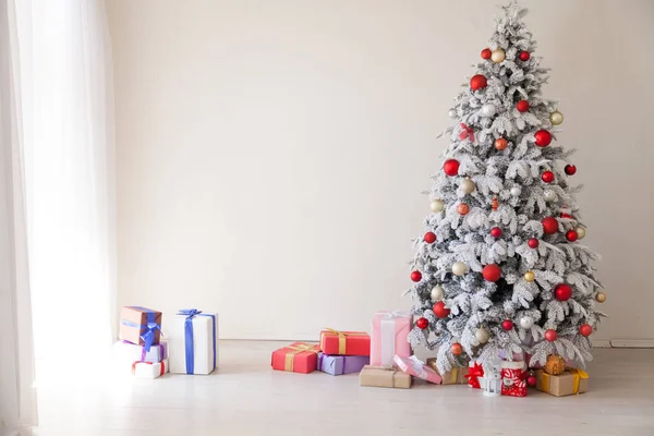 Δωμάτιο διακόσμηση λευκό χριστουγεννιάτικο δέντρο καλά Χριστούγεννα δώρα νέο έτος — Φωτογραφία Αρχείου