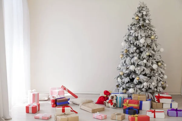 Home Dekor mit weißem Weihnachtsbaum frohe Weihnachten Neujahrsgeschenke — Stockfoto