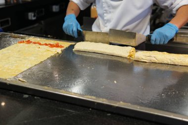 Cook güzel Restoran mutfağında yumurta hazırlar