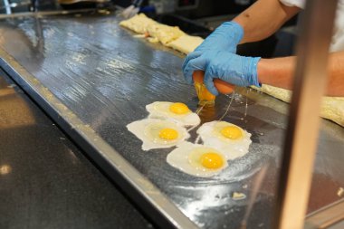 yumurta restoranın mutfakta aşçı hazırlar