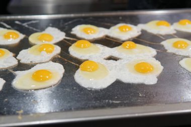 yumurta restoranın mutfakta aşçı hazırlar