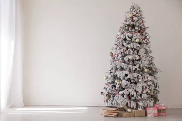 Weihnachten zu Hause Interieur mit weißen Weihnachtsbaum Geschenke Neujahr — Stockfoto