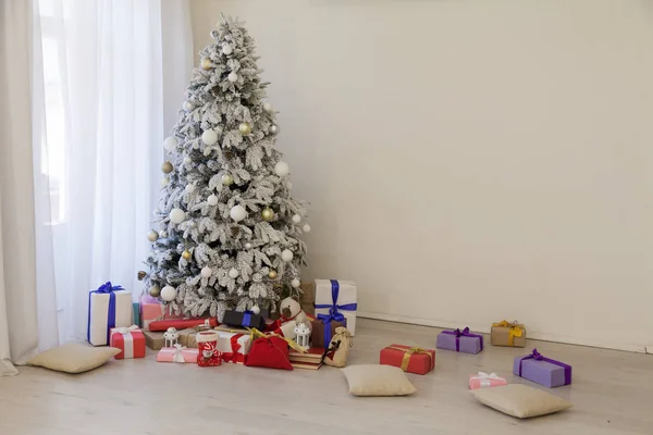 Interior de la casa de Navidad con regalos del árbol de Navidad blanco vacaciones de año nuevo invierno — Foto de Stock