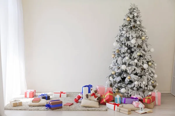 Weihnachten zu Hause Interieur mit weißen Weihnachtsbaum Geschenke Neujahr Urlaub Winter — Stockfoto