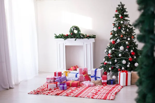 Natal Interior para casa com presentes de árvore de Natal ano novo luzes de guirlanda — Fotografia de Stock