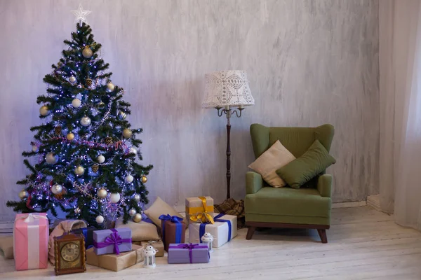 Weihnachten Interieur Haus mit Weihnachtsbaum Geschenke Neujahr Girlanden Lichter — Stockfoto