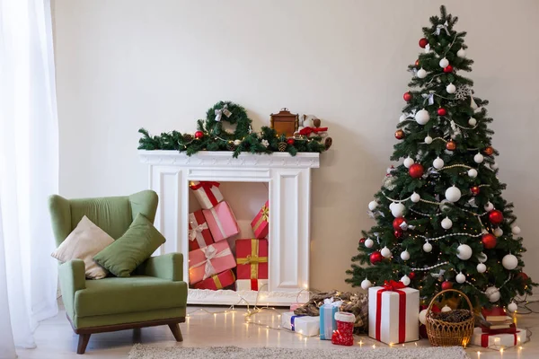 Maison intérieure de Noël avec cadeaux sapin de Noël nouvelle année Guirlande lumières — Photo