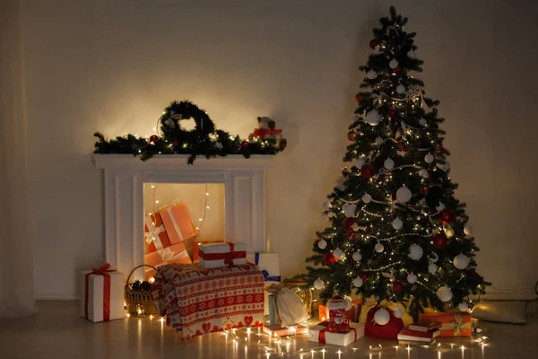 Kerst interieur thuis met kerstboom geschenken Nieuwjaar Garland lichten — Stockfoto