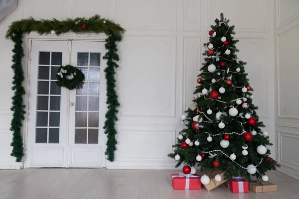 Navidad Interior casa con regalos árbol de Navidad año nuevo Guirnalda luces — Foto de Stock