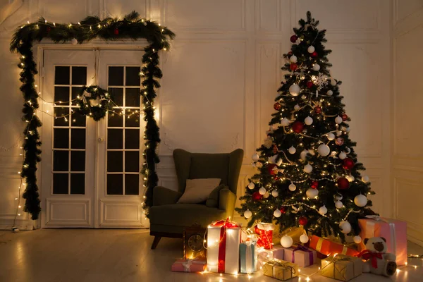 Boże Narodzenie wnętrze domu z choinką prezenty świateł girlanda nowy rok — Zdjęcie stockowe