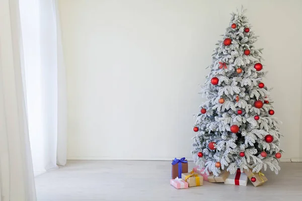 Új év karácsonyfa téli üdülés ajándékok lakberendezéssel képeslap — Stock Fotó