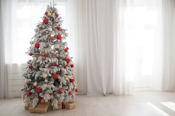 Nuevo año Navidad Inicio Interior Blanco Árbol de Navidad luces destellos regalos de vacaciones de invierno — Foto de Stock