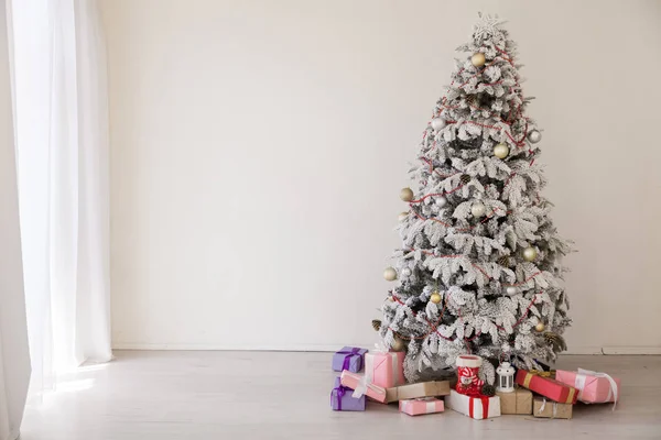 Feliz feriados Natal novos presentes árvore ano Interior sala branca — Fotografia de Stock