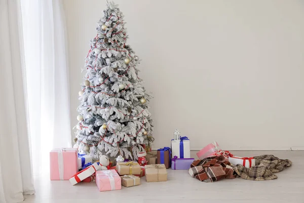 Mutlu tatil Noel yılbaşı ağacı hediye iç beyaz Oda — Stok fotoğraf