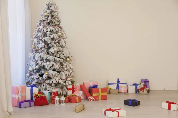 Mutlu tatil Noel yılbaşı ağacı hediye iç beyaz Oda — Stok fotoğraf