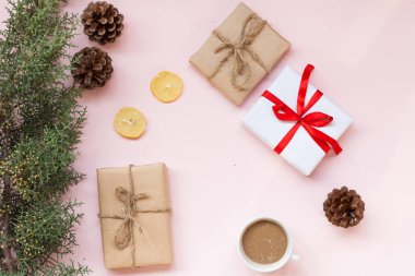 Noel arka plan yılbaşı ağacı Yılbaşı hediyeleri dekor dekorasyon kış tatil