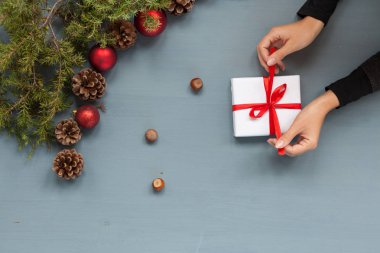 Noel arka plan yılbaşı ağacı Yılbaşı hediyeleri dekor dekorasyon kış tatil