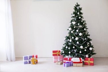 Hediye ışıkları yeni yıl Garland ile Noel ağacı
