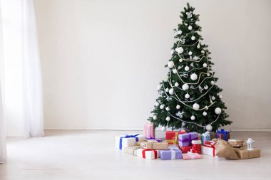 Hediye ışıkları yeni yıl Garland ile Noel ağacı