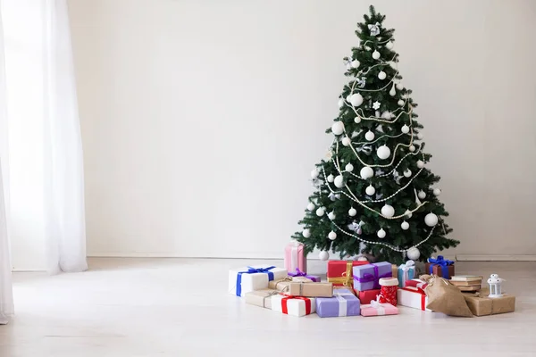 Albero di Natale con regali luci capodanno Ghirlanda — Foto Stock