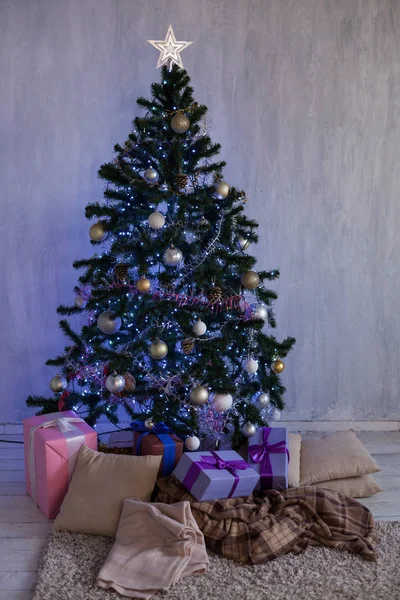 Julebakgrunn Juledekorasjon Garland med belysningsgaver leker snøfnugg Juletreferie Innvendig – stockfoto