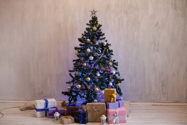 圣诞节背景圣诞节装饰加兰与灯光礼物玩具雪花圣诞树假日内部 — 图库照片