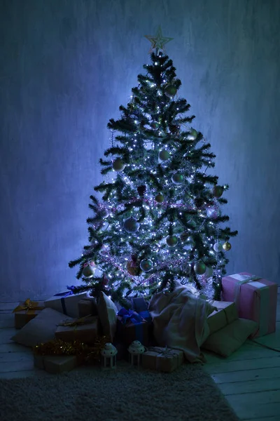 Tła Christmas Christmas decoration Garland z światła prezenty zabawki płatki śniegu Christmas tree wakacje wnętrze — Zdjęcie stockowe