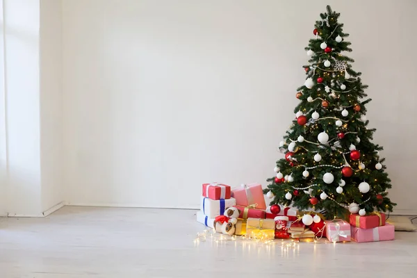 Weihnachten Hintergrund Weihnachten Dekoration Girlande mit Lichtern Geschenke Spielzeug Schneeflocken Weihnachtsbaum Urlaub Interieur — Stockfoto