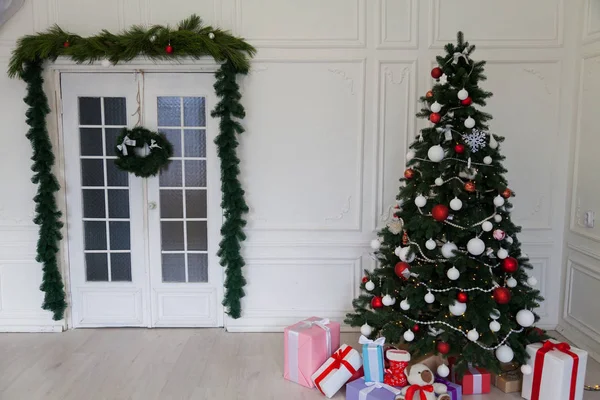 Tła Christmas Christmas decoration Garland z światła prezenty zabawki płatki śniegu Christmas tree wakacje wnętrze — Zdjęcie stockowe