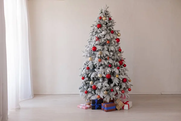 Veselé vánoční dárky interiérové bílé místnosti svátků nový rok strom — Stock fotografie