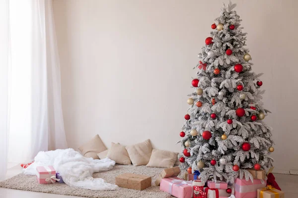 Vrolijk geschenken interieur witte kamer vakantie Nieuwjaar kerstboom — Stockfoto
