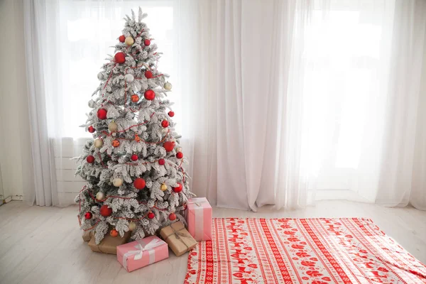 Feliz Natal presentes Interior branco quarto feriados ano novo árvore — Fotografia de Stock