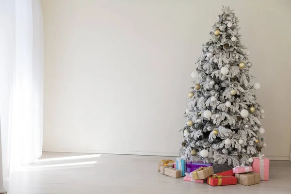 Ευτυχισμένη χρονιά χριστουγεννιάτικο δέντρο δώρα εσωτερικό λευκό δωμάτιο διακοπές νέα — Φωτογραφία Αρχείου