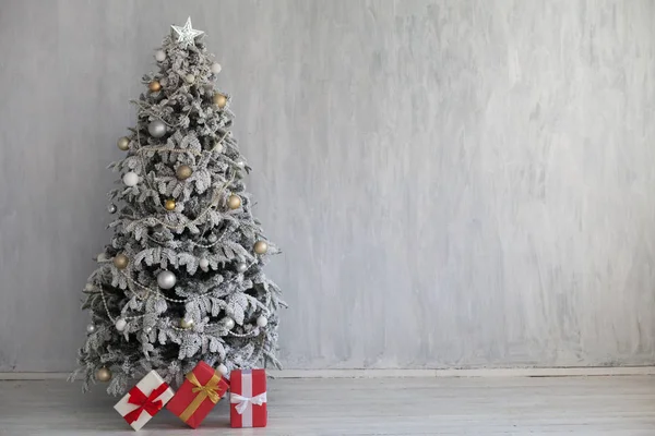 メリー クリスマス ギフト インテリア ホワイト ルーム休日新年のツリー — ストック写真