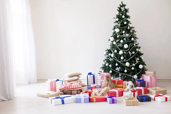 Albero di Natale con regali luci capodanno Ghirlanda — Foto Stock