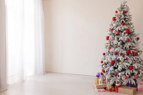 Feliz Natal presentes Interior branco quarto feriados ano novo árvore — Fotografia de Stock