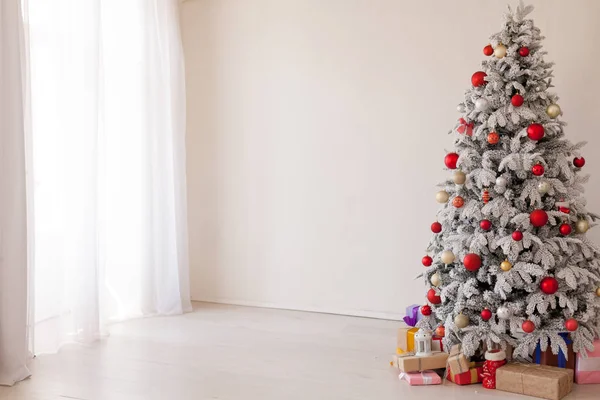 メリー クリスマス ギフト インテリア ホワイト ルーム休日新年のツリー — ストック写真