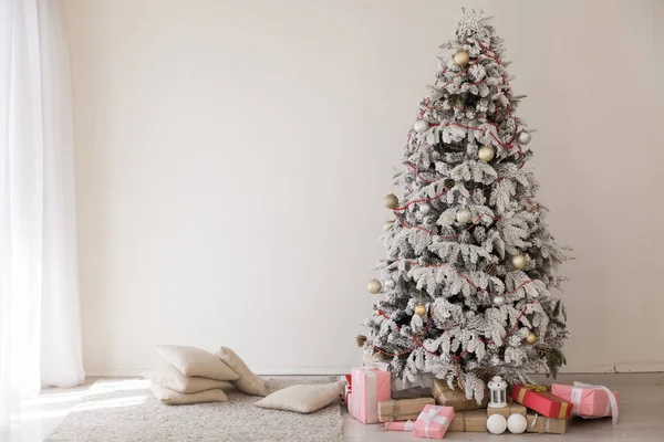 White Christmas tree dekorowanie wnętrz zimowe wakacje prezenty — Zdjęcie stockowe