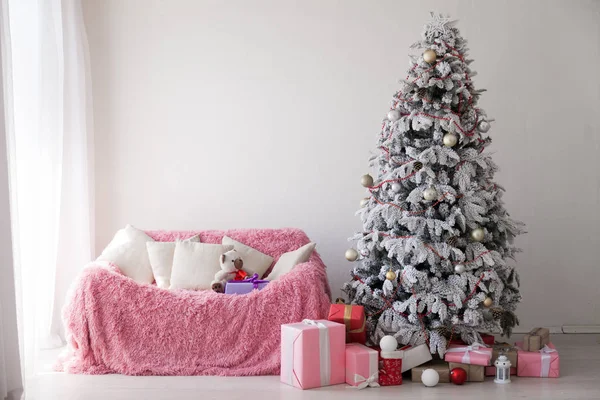 White Christmas tree dekorowanie wnętrz zimowe wakacje prezenty — Zdjęcie stockowe