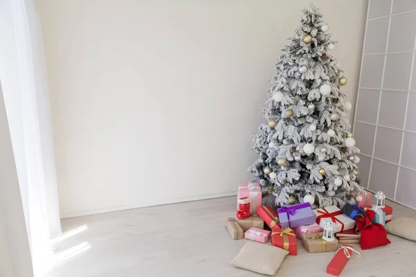 Vit julgran dekorera nyår gåvor interiör semester vinter — Stockfoto